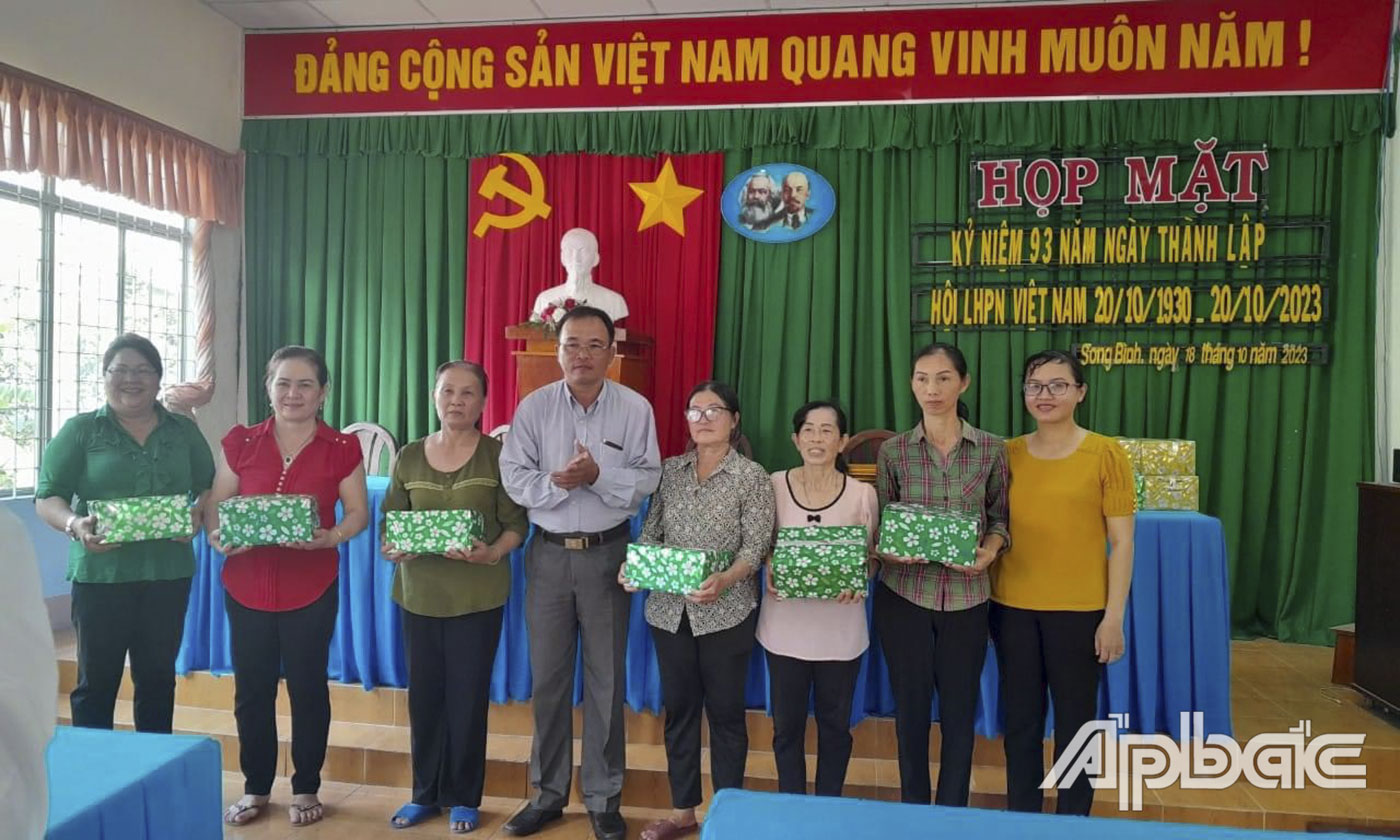 Chị Hạnh (bìa phải) cùng trao quà cho hội viên phụ nữ.