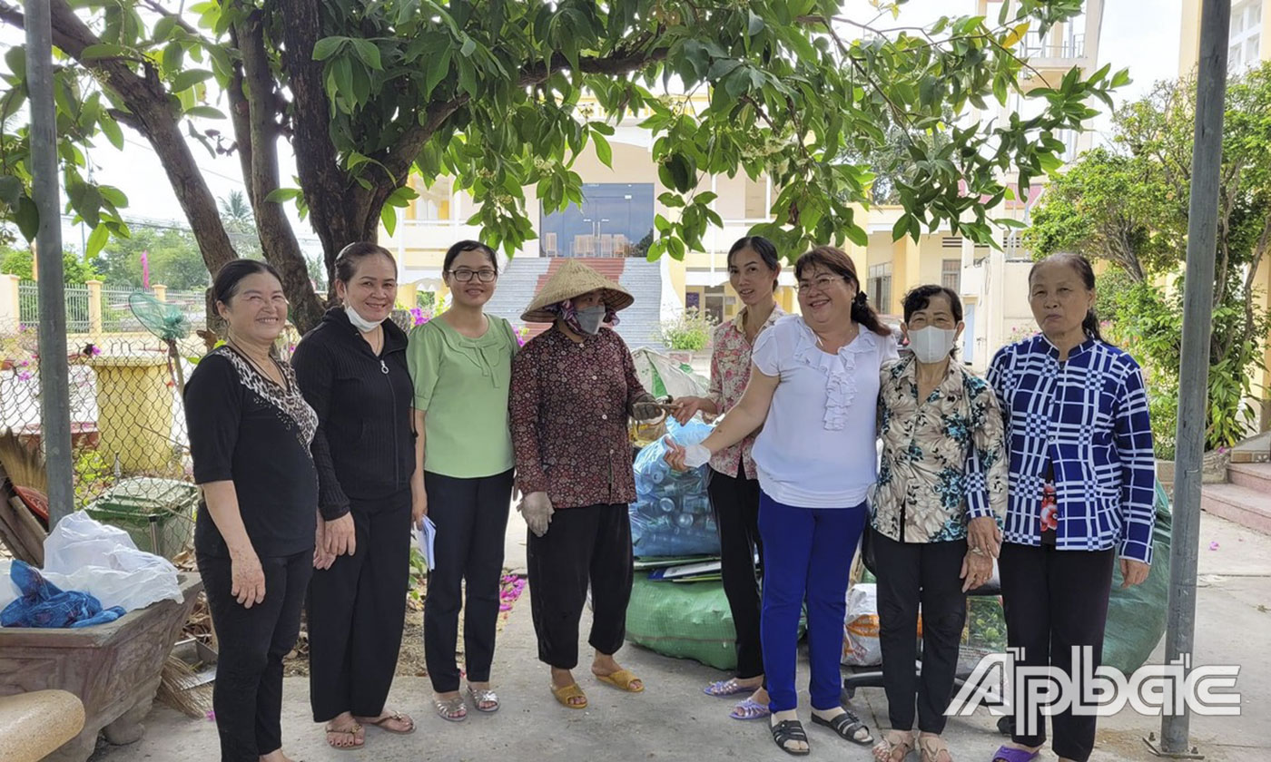 Chị Hạnh  (thứ 3 từ trái qua) cùng chị em thực hiện mô hình đổi rác lấy quà.