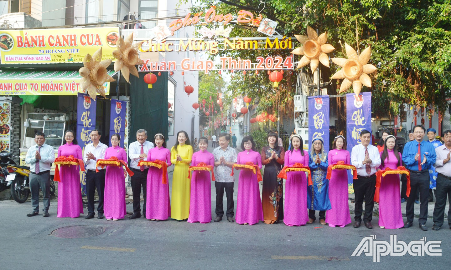 TP. Mỹ Tho khai mạc Phố Ông Đồ vào dịp Tết Nguyên đán Giáp Thìn 2024 vừa qua.                                                                                                                                          Ảnh: M. Thành