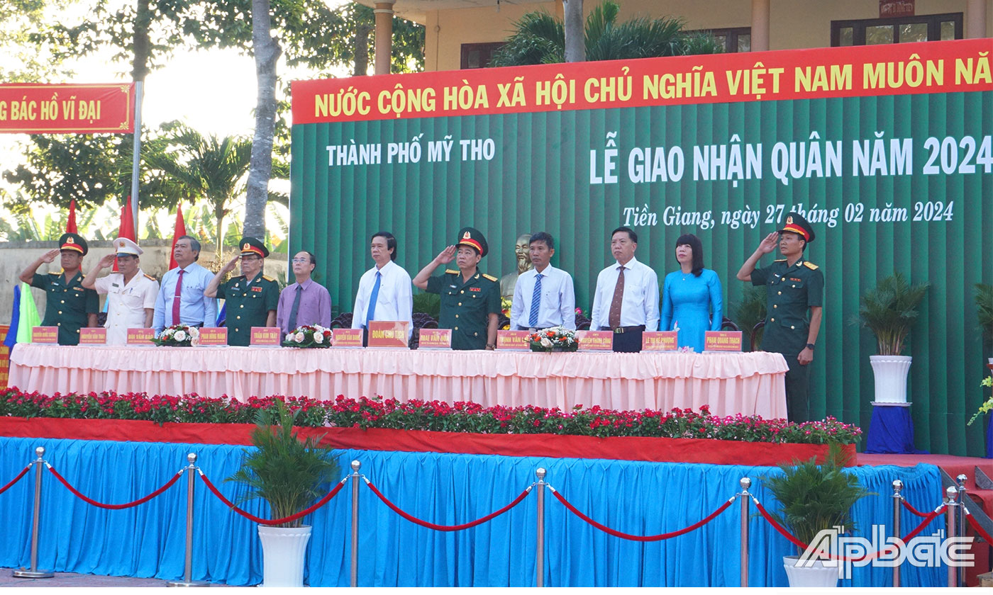 Đoàn Chủ tịch thực hiện nghi thức Chào cờ.