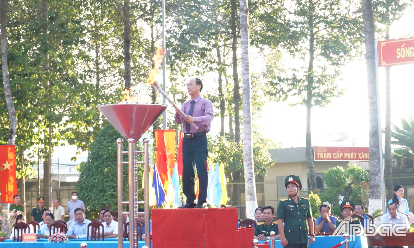 Đồng chí Trần Kim Trát thắp ngọn đuốc truyền thống.