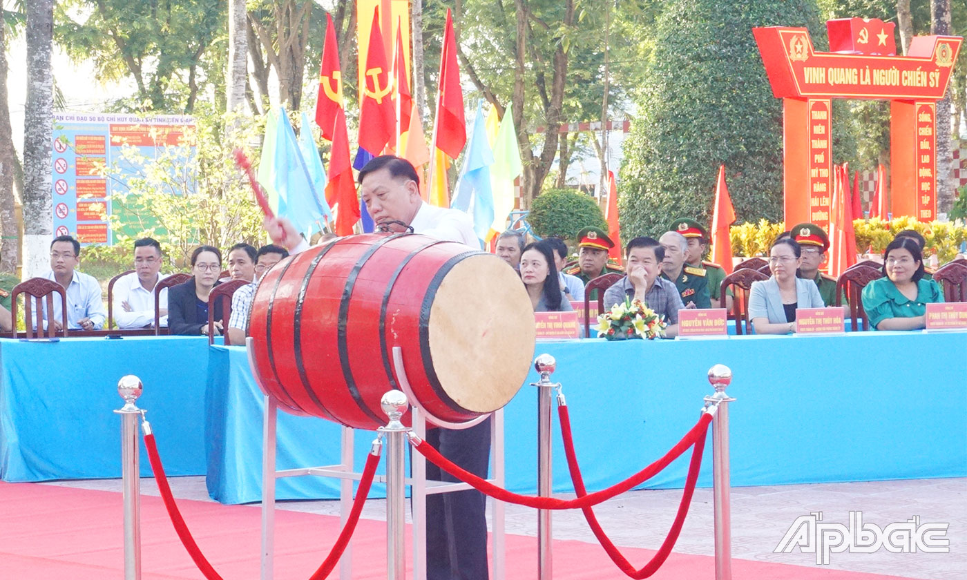 Đồng chí Nguyễn Thành Công, Chủ tịch UBND TP. Mỹ Tho nổi ba hồi trống mở Hội giao quân.