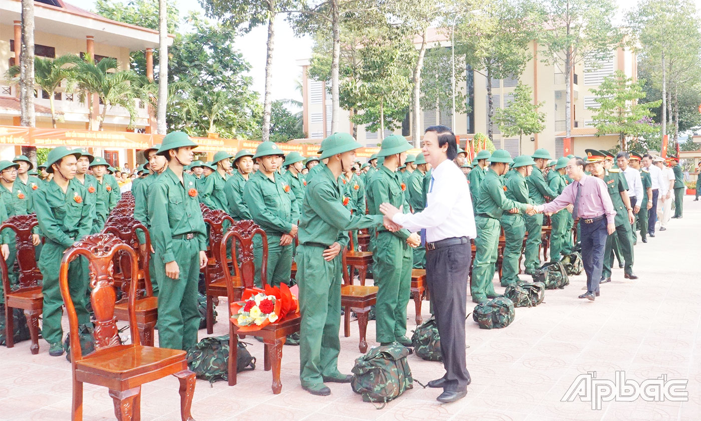 Đồng chí Nguyễn Văn Danh cùng lãnh đạo TP. Mỹ Tho động viên thanh niên lên đường nhập ngũ.