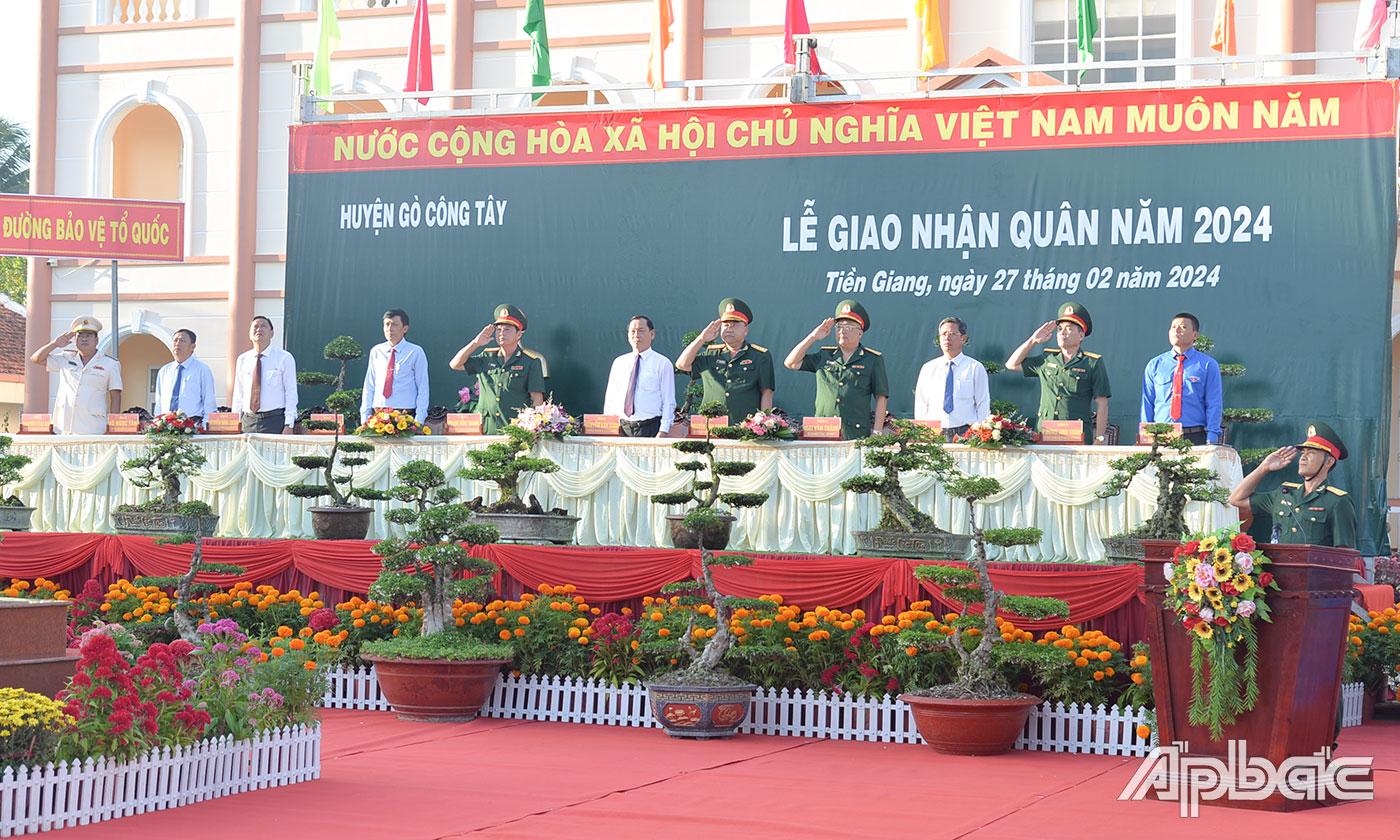 Đoàn Chủ tịch dự Lễ giao, nhận quân tại huyện Gò Công Tây thực hiện nghi thức Chào cờ.