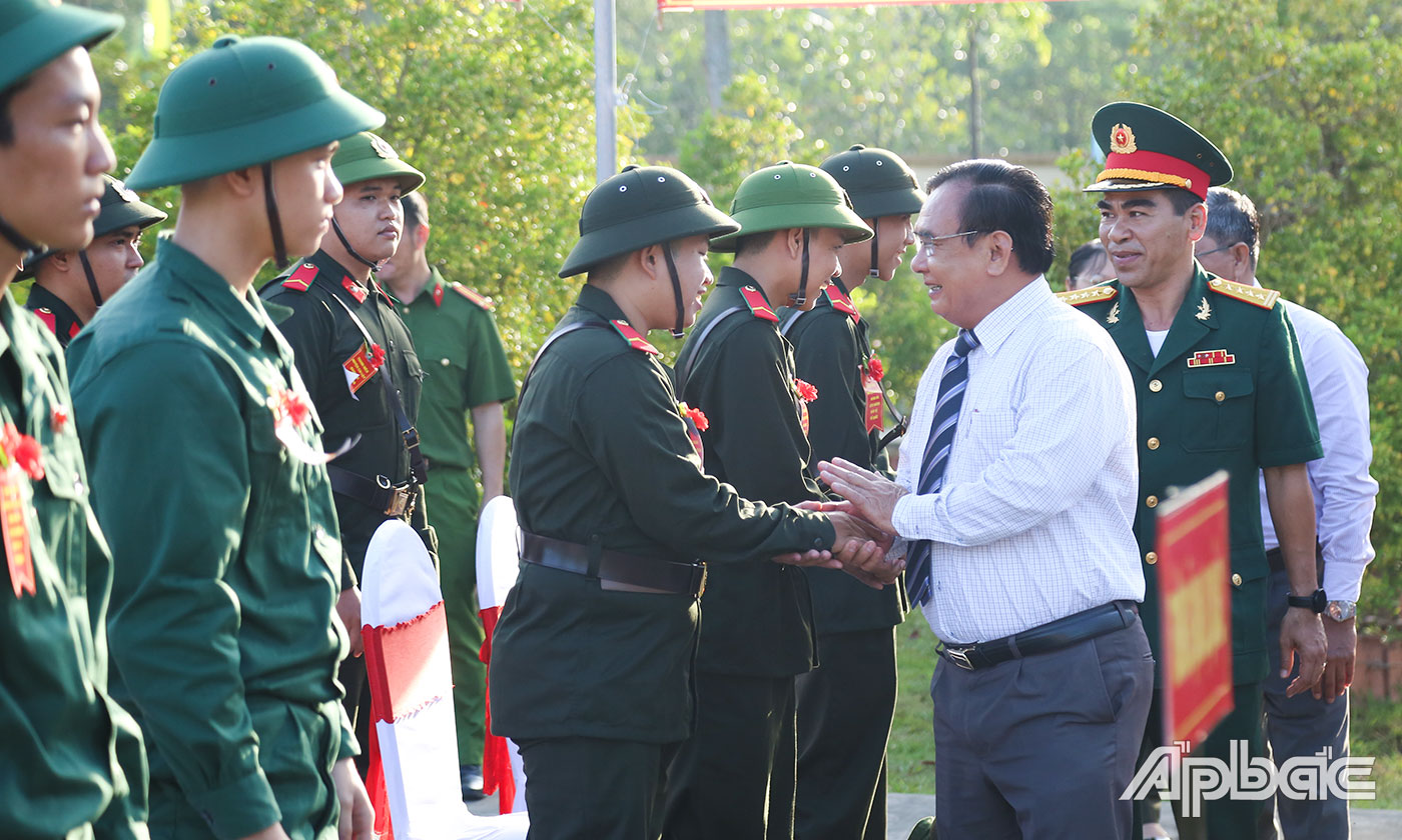 Đồng chí Võ Văn Bình, Phó Bí thư Thường trực Tỉnh ủy, Chủ tịch HĐND tỉnh Tiền Giang động viên thanh niên huyện Cai Lậy lên đường nhập ngũ năm 2024. Ảnh: TUẤN LÂM