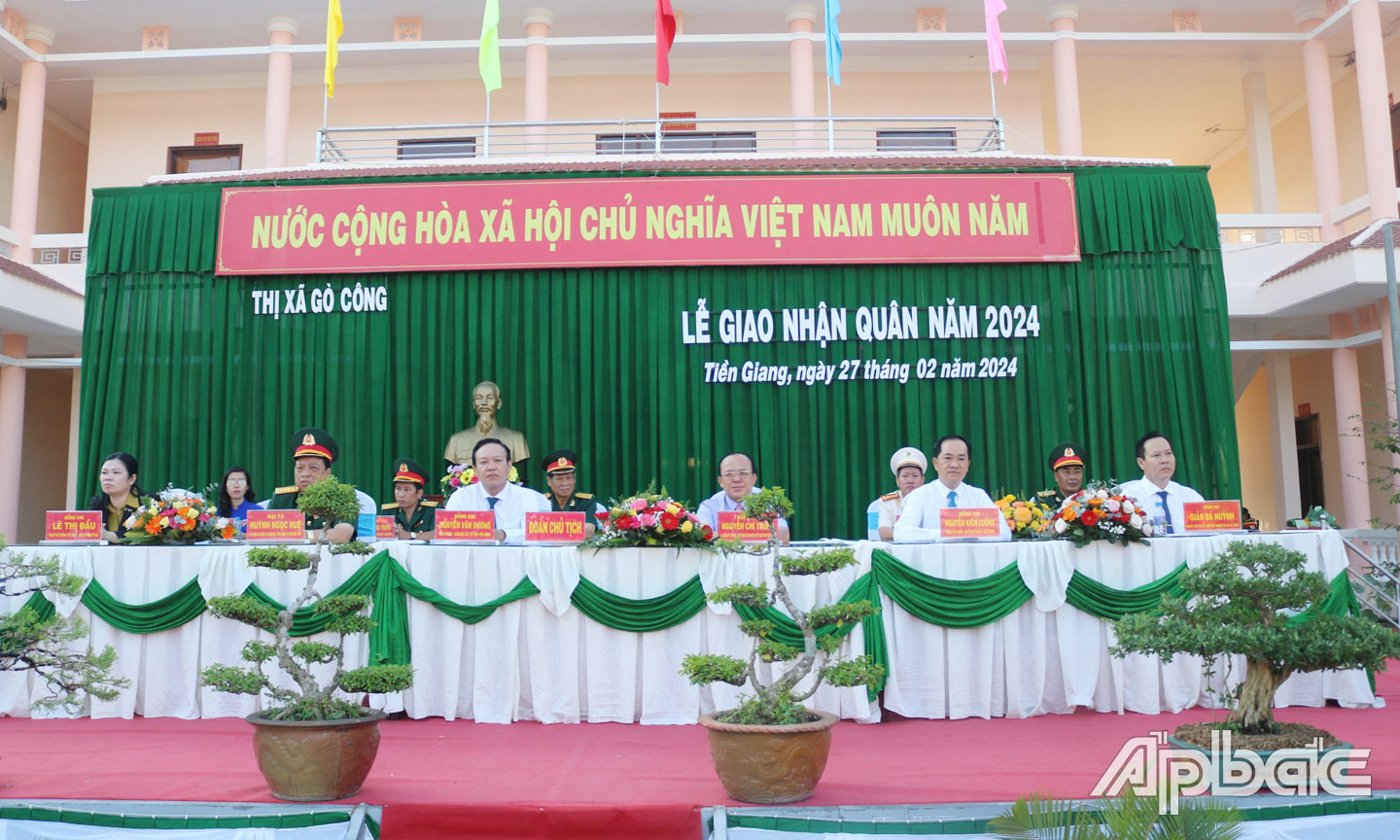 Đoàn lãnh đạo tỉnh, thị xã Gò Công dự Lễ giao nhận quân năm 2024 tại thị xã Gò Công