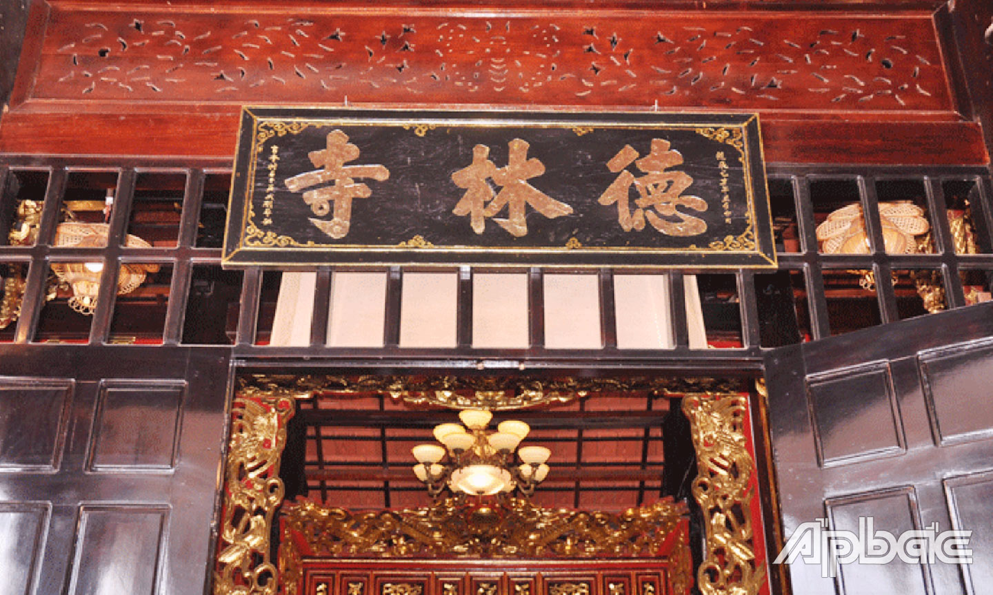 Bức đại tự “Đức Lâm Tự” từ chùa xưa hiện còn giữ được.