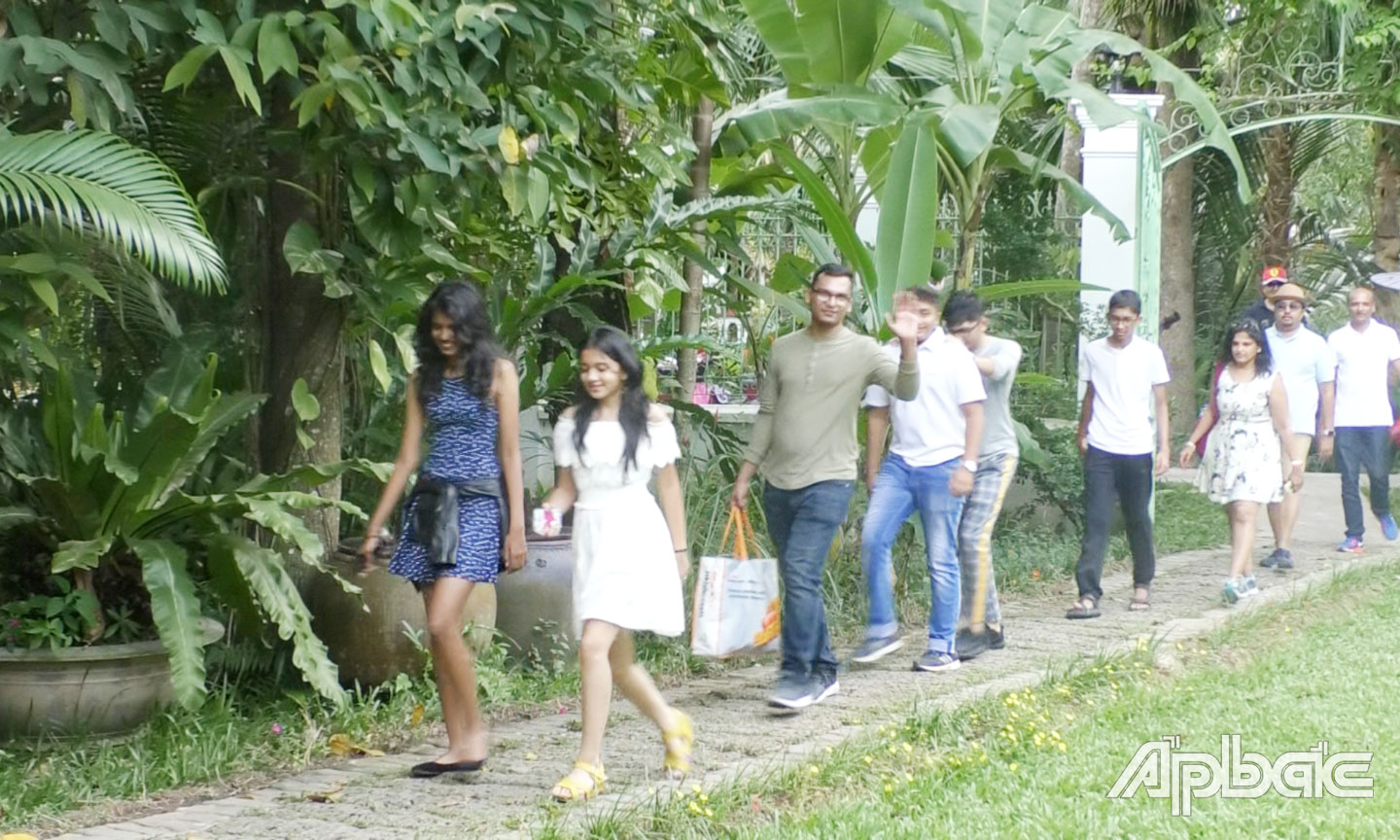 Du khách nước ngoài tham quan một điểm du lịch tại xã Phú An.                                                                         Ảnh: QUẾ NGÂN