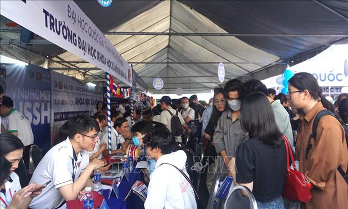 Thí sinh nghe tư vấn tại gian tư vấn của trường Đại học Khoa học Xã hội và Nhân văn, Đại học Quốc gia Thành phố Hồ Chí Minh.