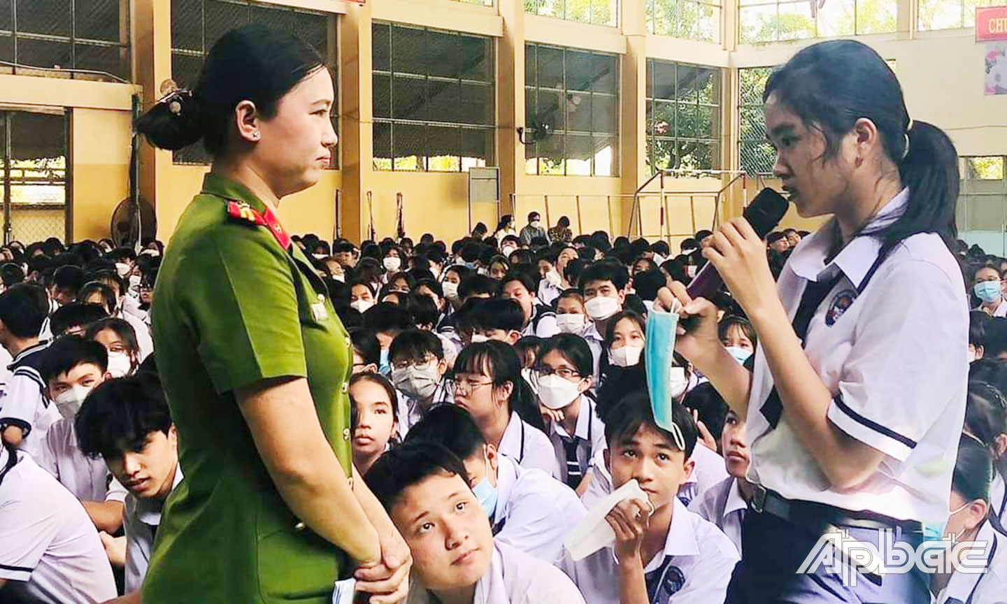Tuyên truyền xây dựng tình bạn đẹp, nói không với bạo lực học đường tại Trường THPT Chợ Gạo, huyện Chợ Gạo. 