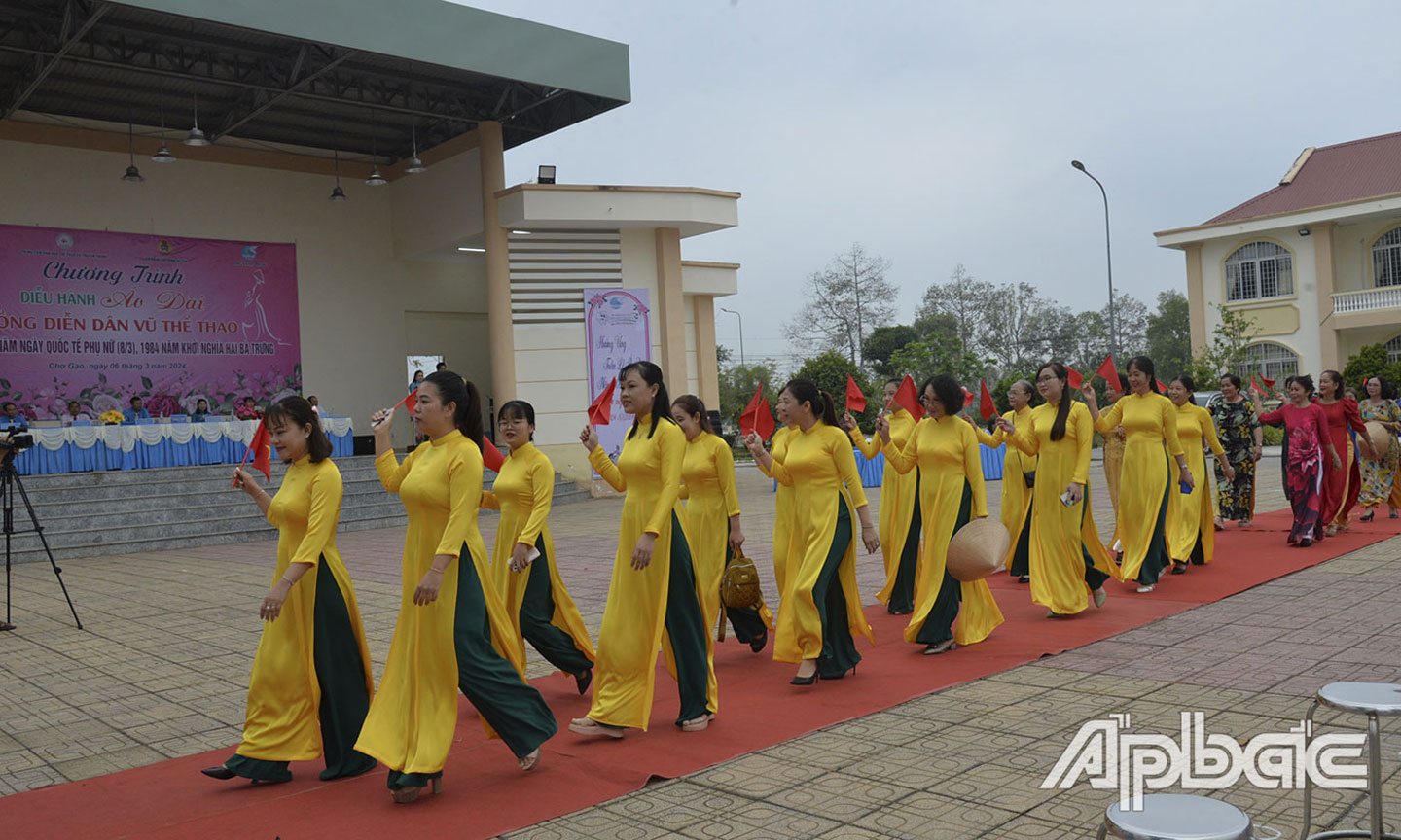 Hội LHPN huyện Chợ Gạo, tỉnh Tiền Giang tổ chức trình diễn áo dài hưởng ứng 