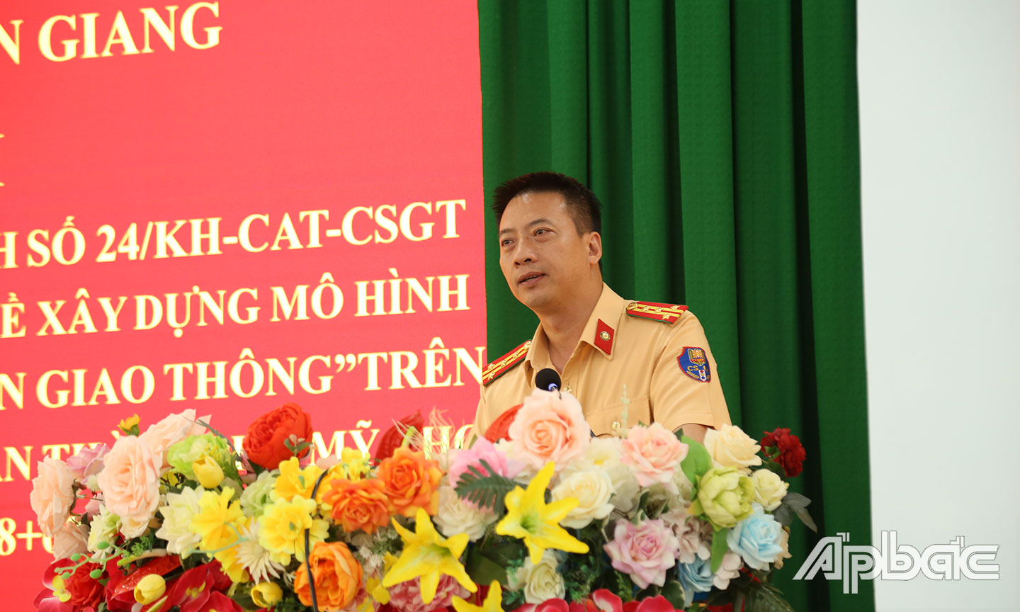 Đại tá Phạm Quang Huy đánh gía ý kiến tại hội nghị.