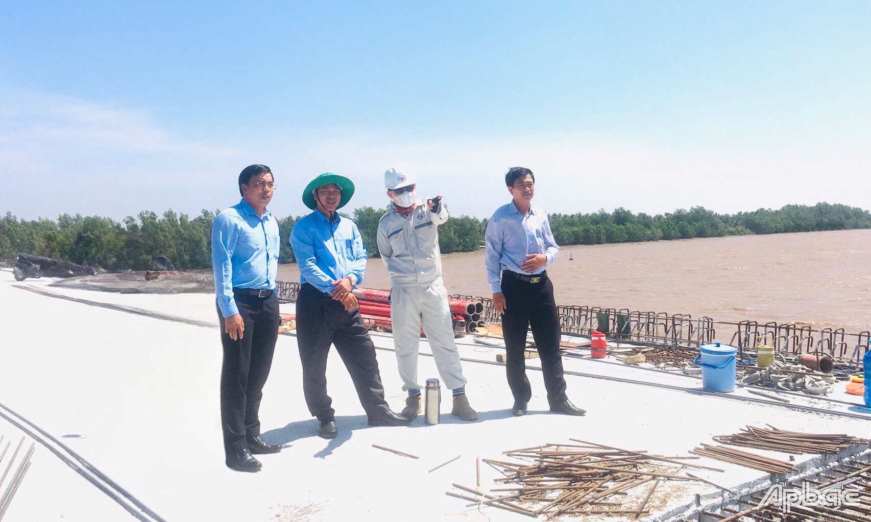 Đồng chí Phan Văn Bắc kiểm tra tiến độ thi công cầu Tân Thạnh.