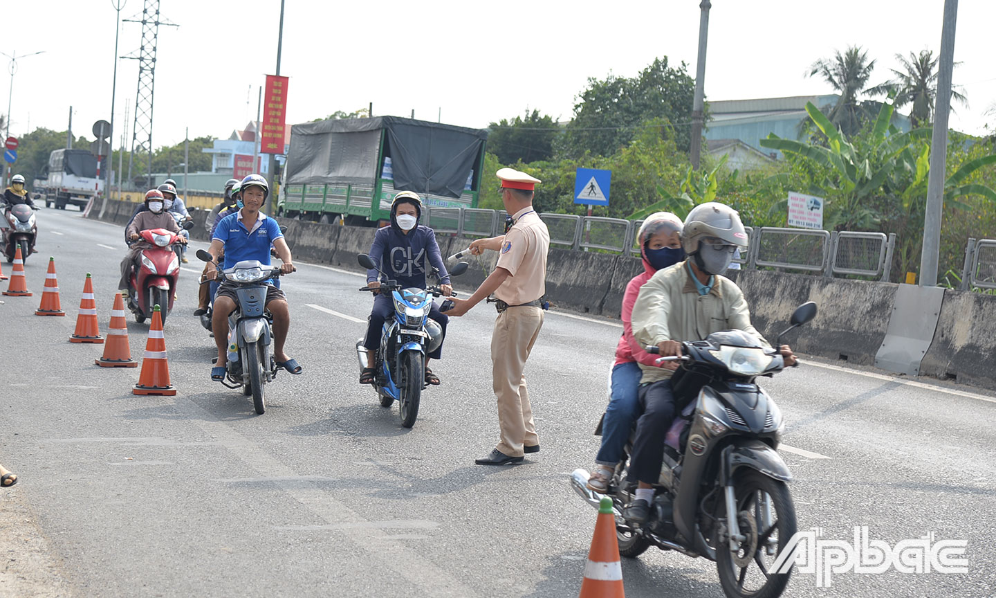 Lực lượng Cảnh sát giao thông siết chặt trật tự, kỷ cương, xử lý nghiêm hành vi vi phạm pháp luật về giao thông.