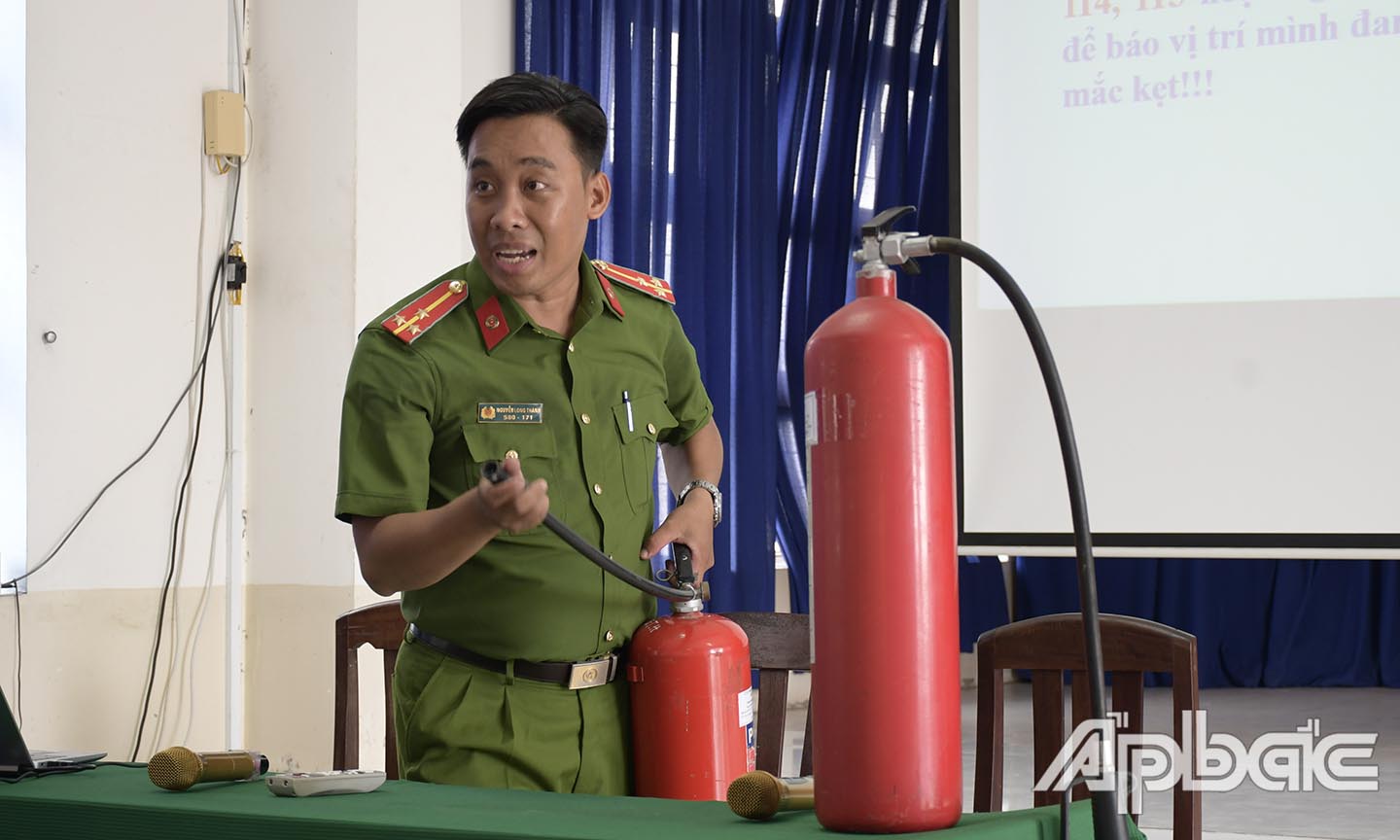 1. Tuyên truyền đảm bảo an toàn PCCC và hướng dẫn sử dụng dụng cụ, phương tiện chữa cháy. Ảnh Trọng Tín