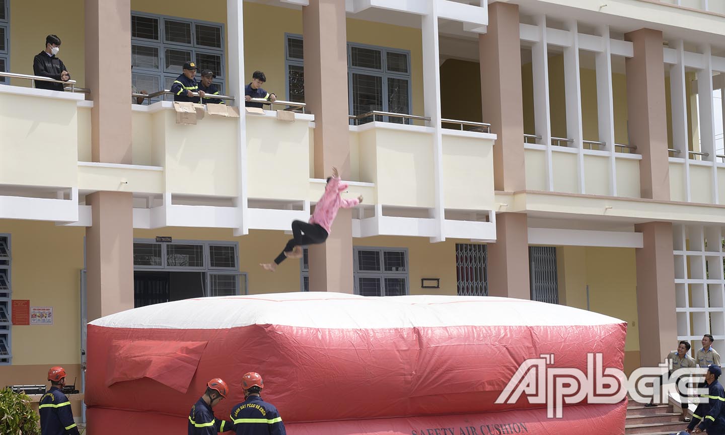 Thực hành nhảy niệm hơi.