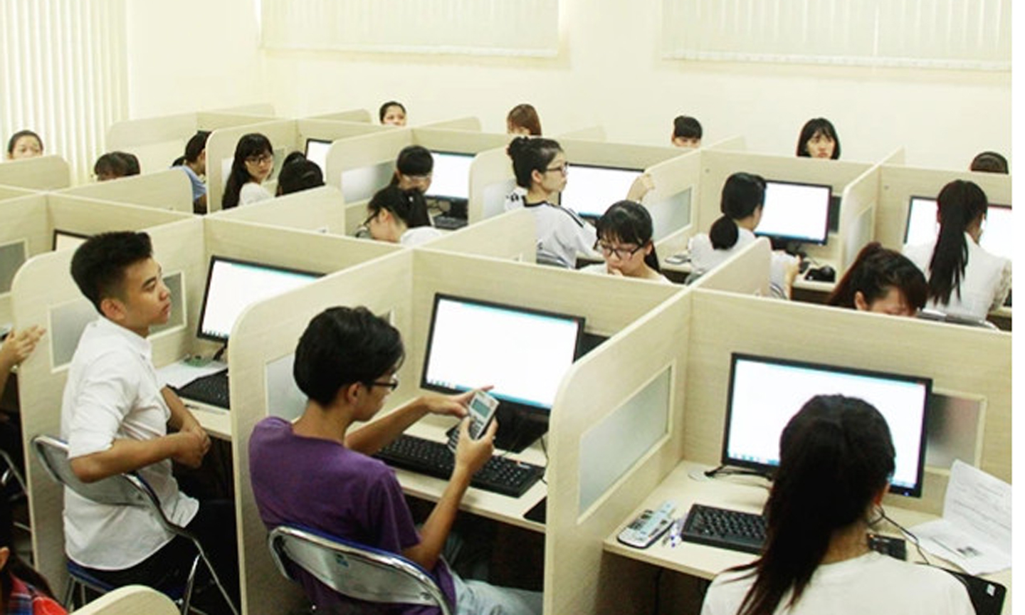 Thí sinh tham gia kỳ thi đánh giá năng lực của Đại học Quốc gia Hà Nội. Ảnh: SONG ANH