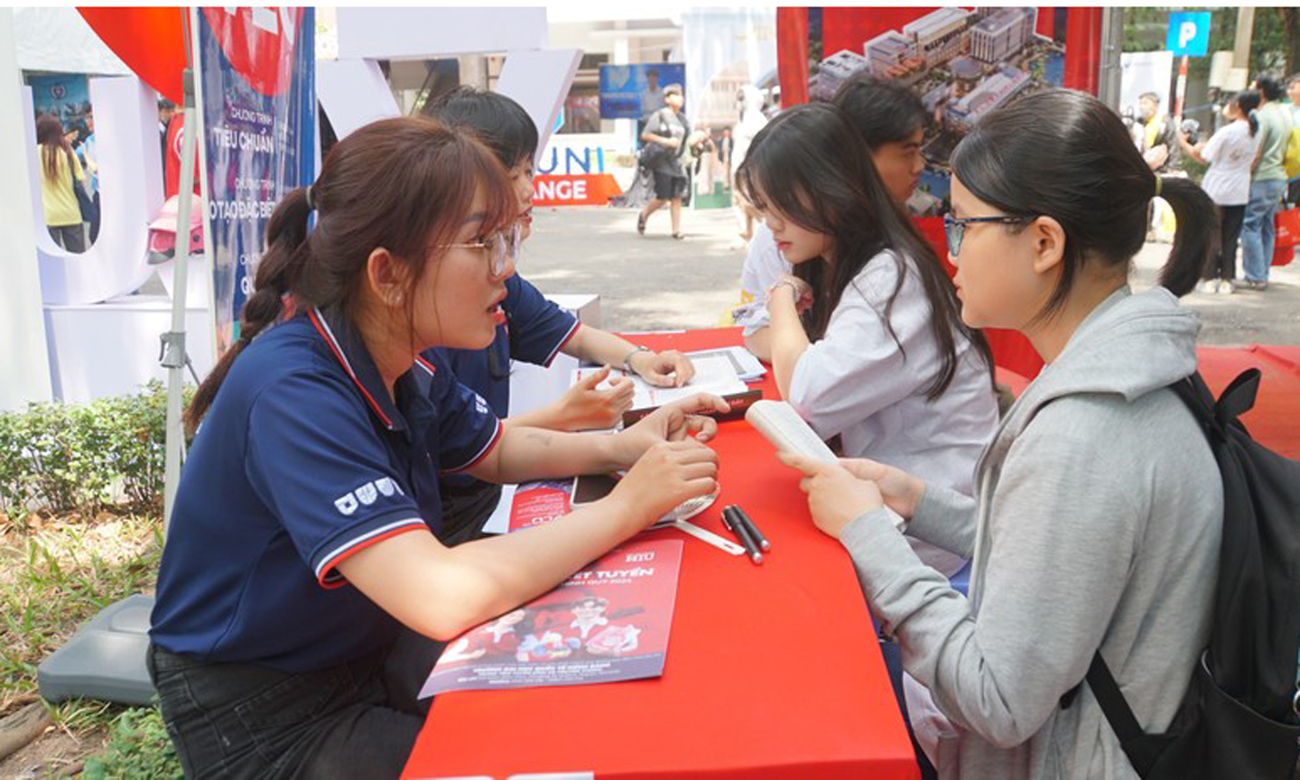 Học sinh tham gia Ngày hội tư vấn Tuyển sinh - Hướng nghiệp năm 2024 tại TPHCM (ngày 4/3). Ảnh: Lê Nam