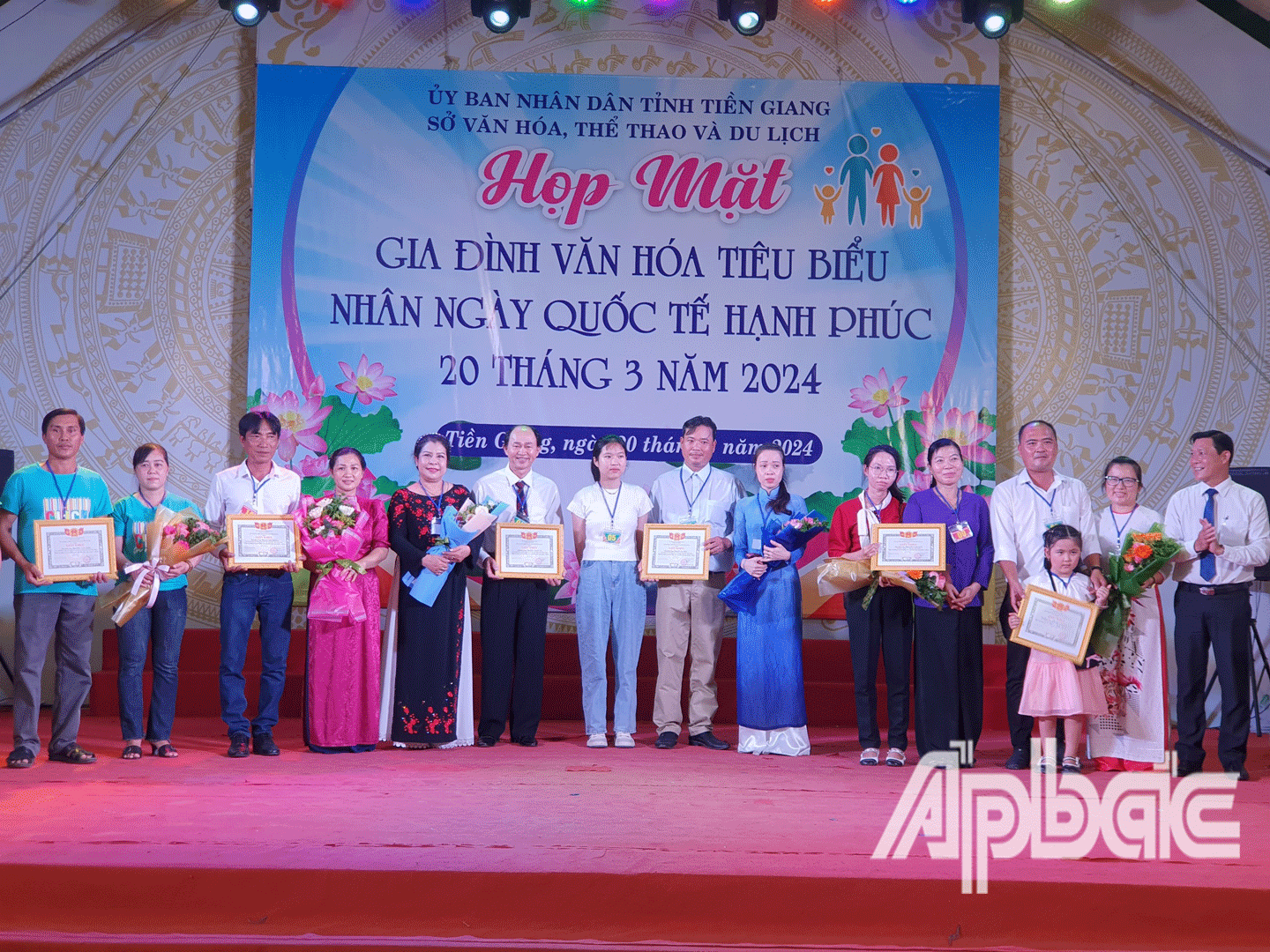 Trao tặng Giấy khen cho các gia đình văn hóa tiêu biểu.