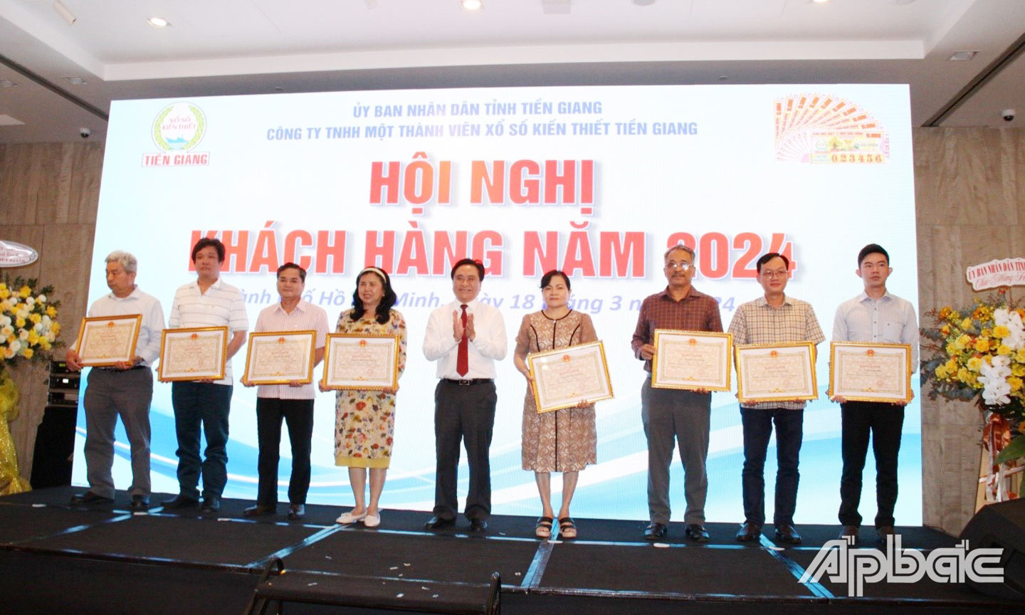 Ông Trần Văn Dũng, Phó Chủ tịch Thường trực UBND tỉnh trao Bằng khen cho đại lý vé số