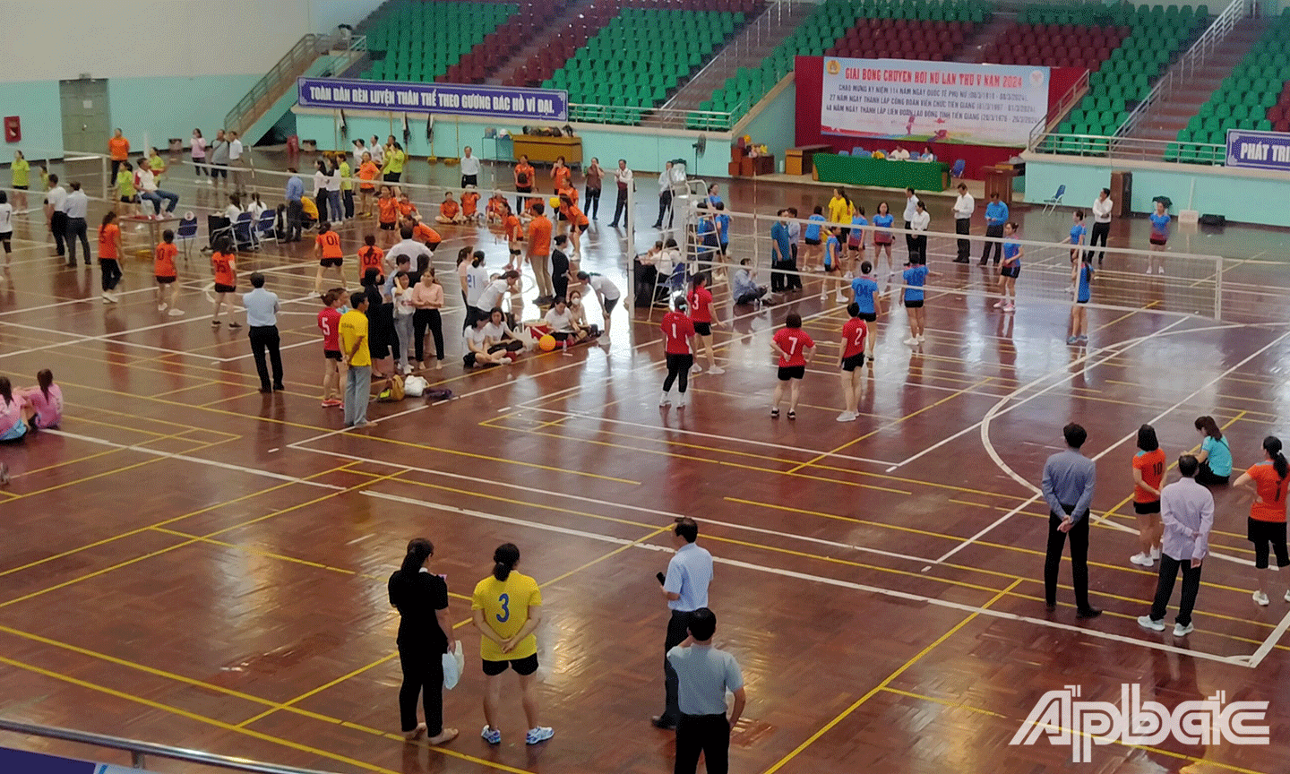 Quang cảnh các đội tham gia thi đấu giải bóng chuyền hơi nữ lần V năm 2024