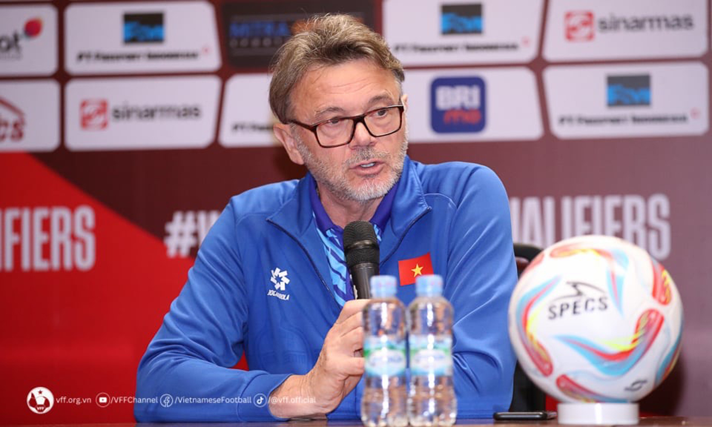 HLV Troussier cùng các tuyển thủ Việt Nam đã sẵn sàng cho hai trận đấu quan trọng gặp Indonesia.