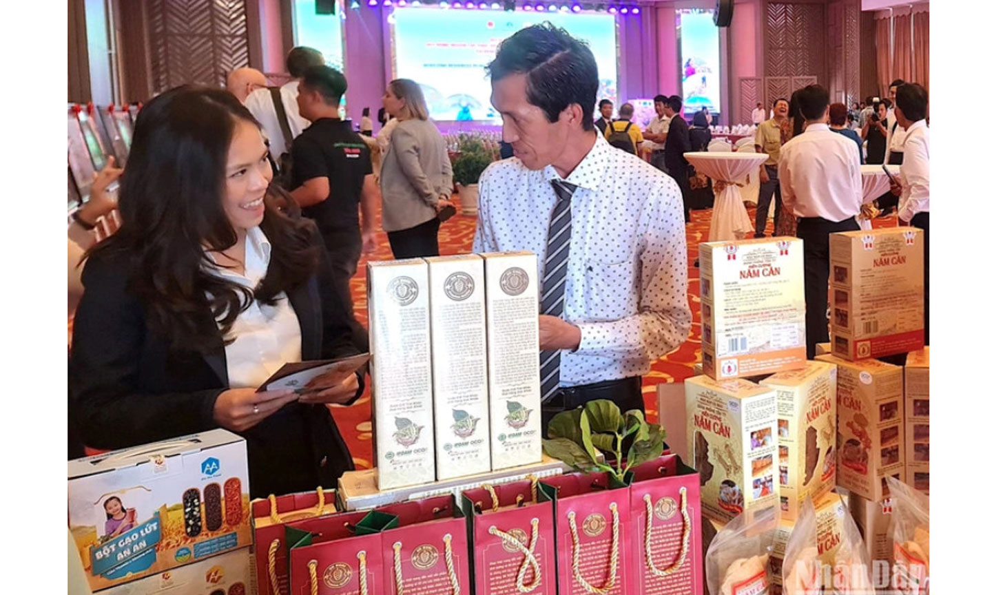 Các sản phẩm nông nghiệp bền vững được trưng bày, giới thiệu bên lề hội nghị huy động nguồn lực phát triển nông nghiệp thuận thiên vùng đồng bằng sông Cửu Long.