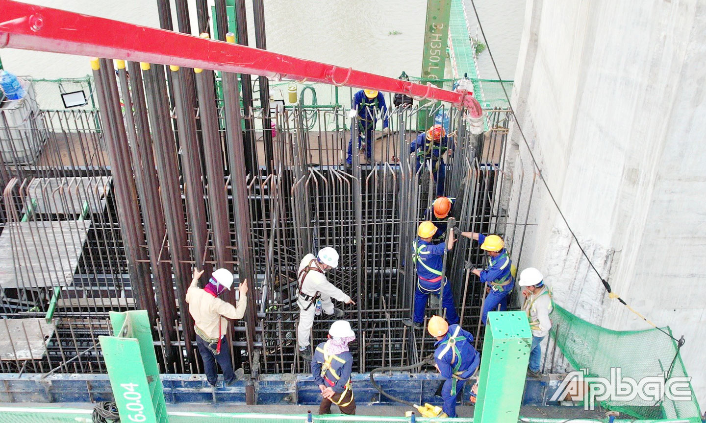 Công nhân khẩn trương làm “3 ca, 4 kíp”, tăng mũi thi công để đẩy nhanh tiến độ.