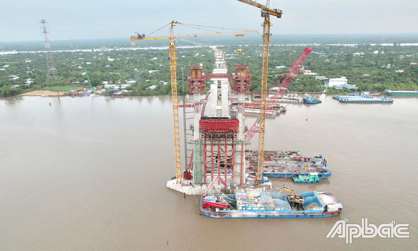 Tổng giá trị khối lượng của các hợp đồng đang thi công đạt gần 50%.