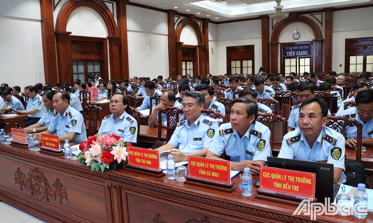 Đại diện lãnh đạo Cục các tỉnh và toàn thể công chức của Cục Quản lý Thị trường tỉnh Tiền Giang tham dự lớp tập huấn