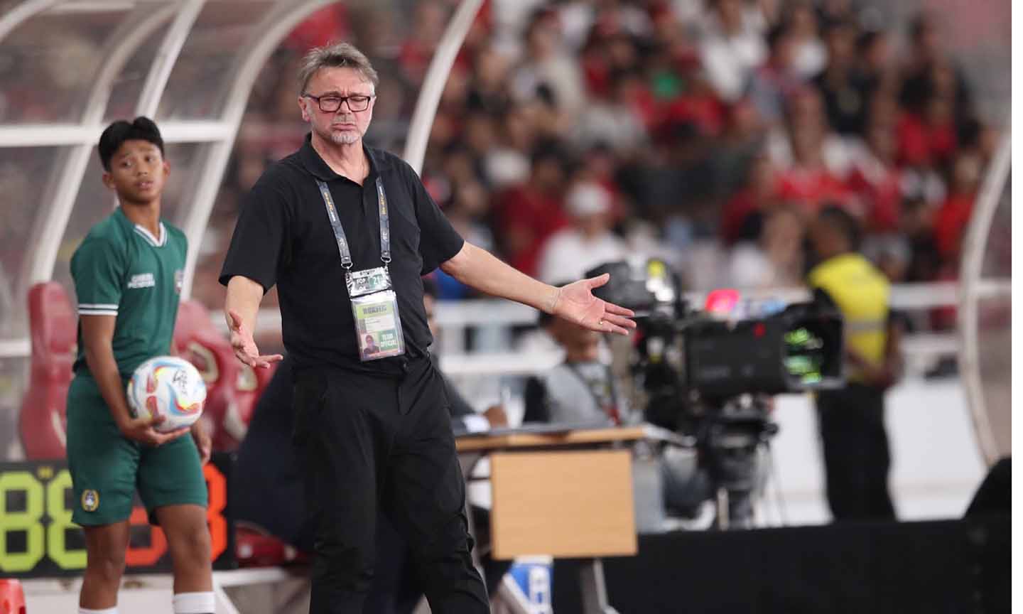 HLV Troussier đang bế tắt khi dẫn dắt Đội tuyển Việt Nam. Ảnh: Vietnamnet,vn