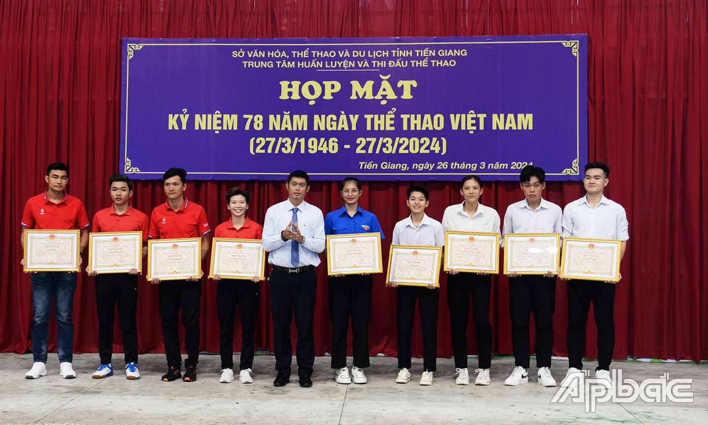 Dịp này, UBND tỉnh đã tặng nhiều bằng khen cho các tập thể, huấn luyện viên, vận động viên có thành tích xuất sắc ở các giải đấu trong và ngoài nước.