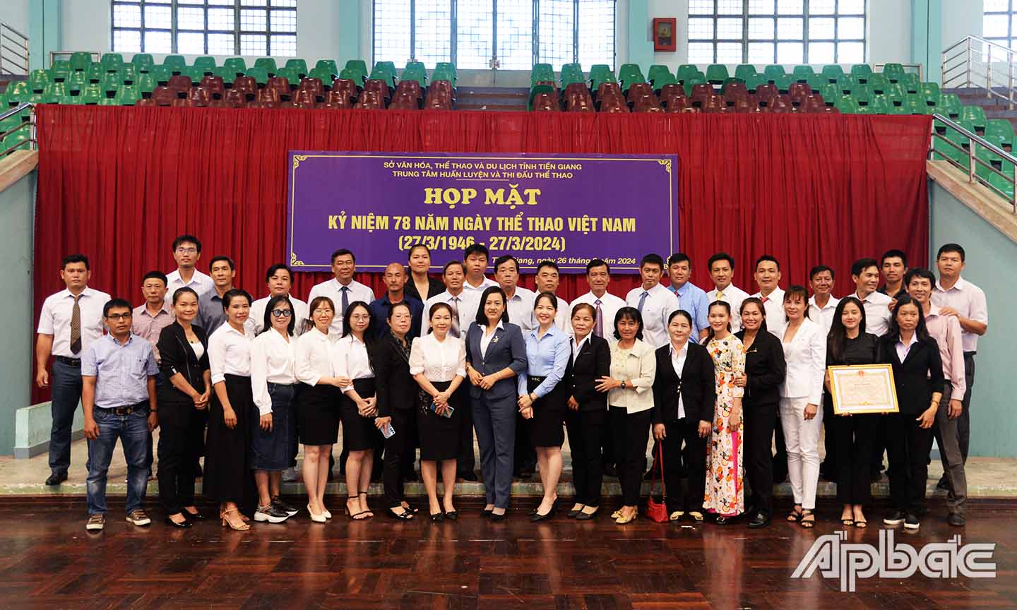 Các đại biểu chụp ảnh lưu niệm tại buổi họp mặt.