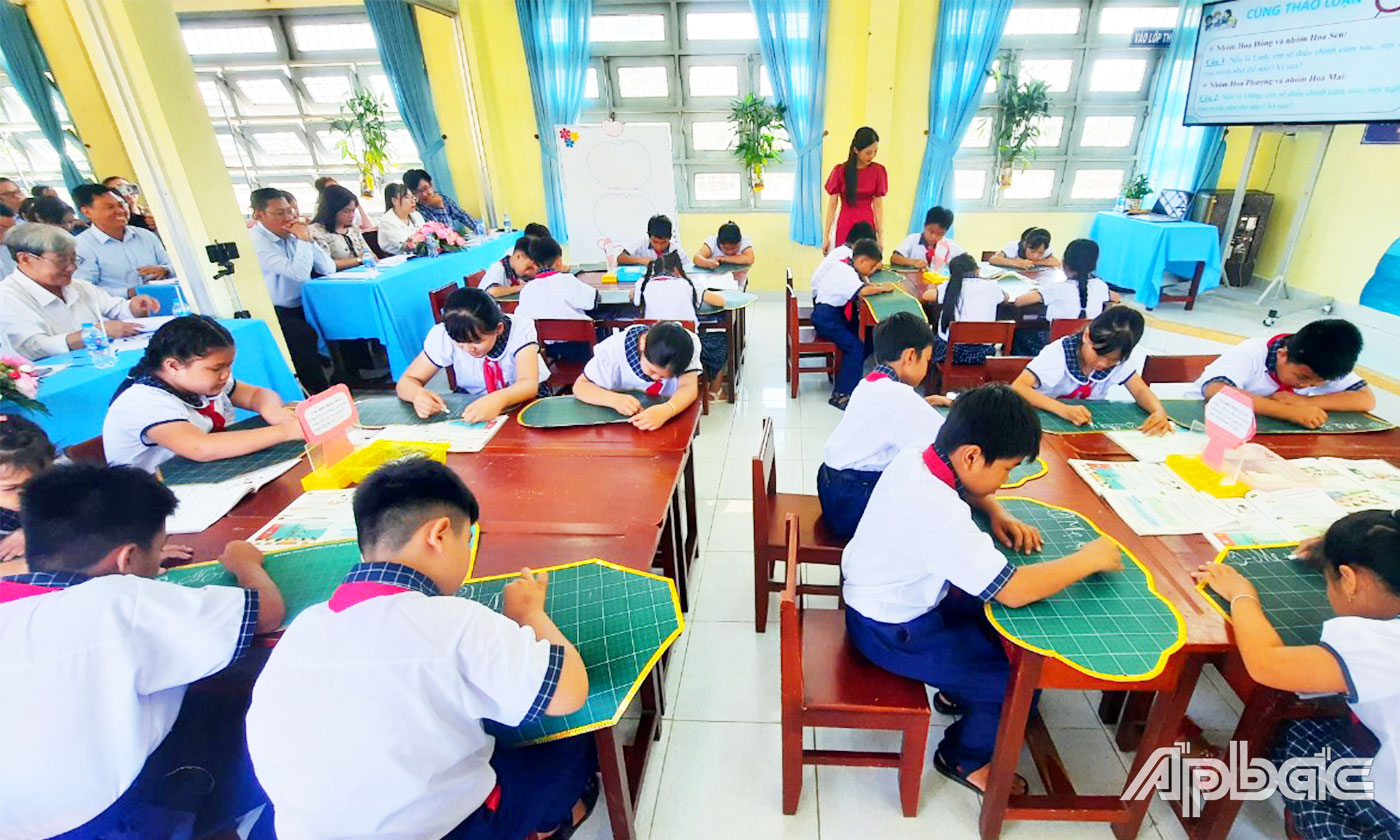 Giáo viên minh họa về tiết dạy sinh hoạt ngoại khóa