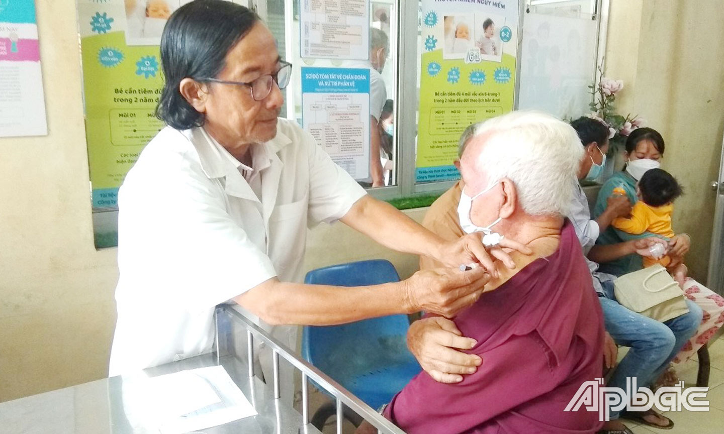 Trung tâm Kiểm soát bệnh tật tiêm ngừa phòng dại cho người dân ngày 28/3/2024.