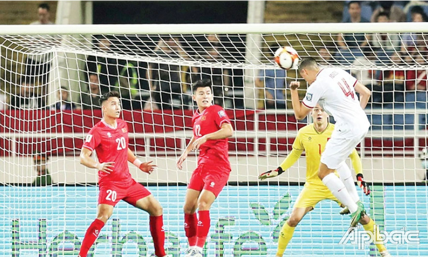 Một pha “thủng lưới” của Đội tuyển Việt Nam trong trận thua Indonesia 0-3 vào tối 26-3 trên sân Mỹ Đình. 	                                                				                            Ảnh: nhandan.vn