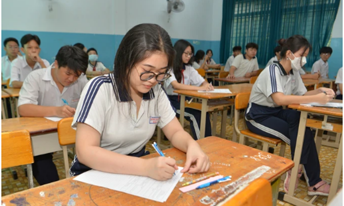 Học sinh thi lớp 10 năm học 2023-2024 tại điểm thi Trường THCS Sương Nguyệt Anh, quận 8, TPHCM. Ảnh: CAO THĂNG