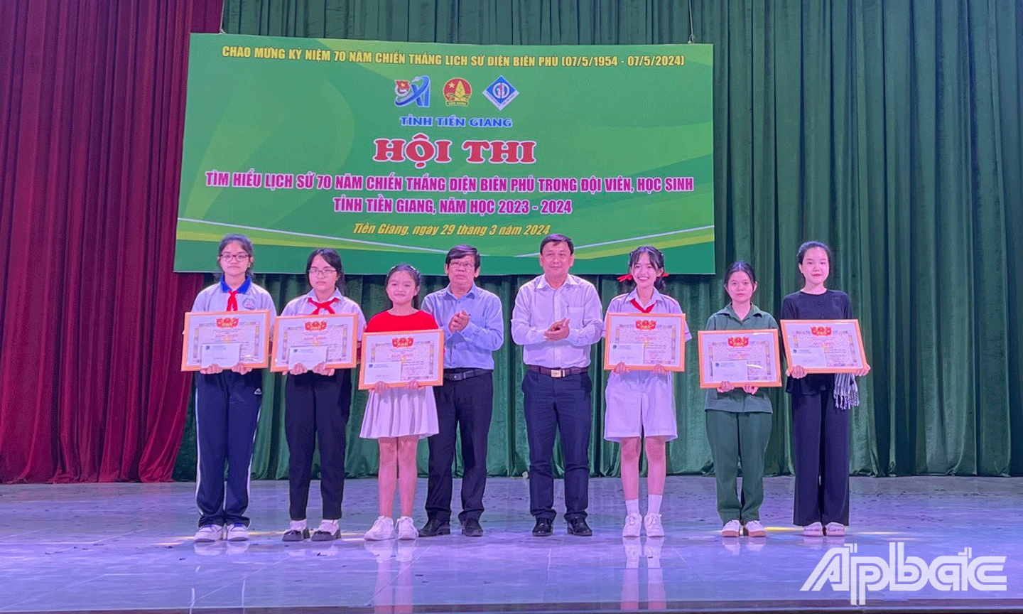 Ban tổ chức trao giải cho các đội tham gia Hội thi