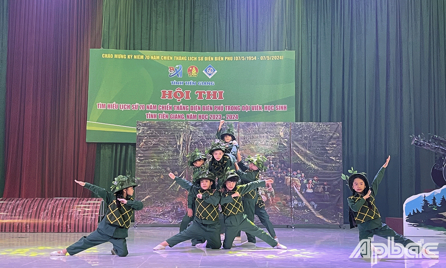 Phần thi của các đơn vị tại Hội thi tìm hiểu lịch sử 70 năm Chiến thắng Điện Biên Phủ 