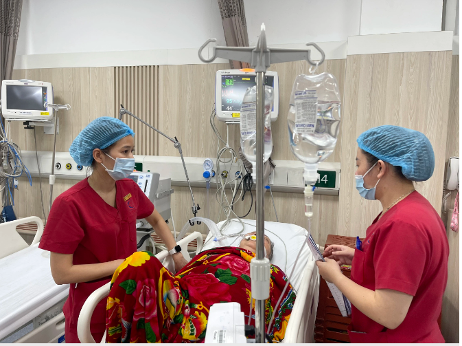 Điều dưỡng Đặng Thị Hạ cùng đồng nghiệp chăm sóc cho bệnh nhân tại Trung tâm Cấp cứu A9.