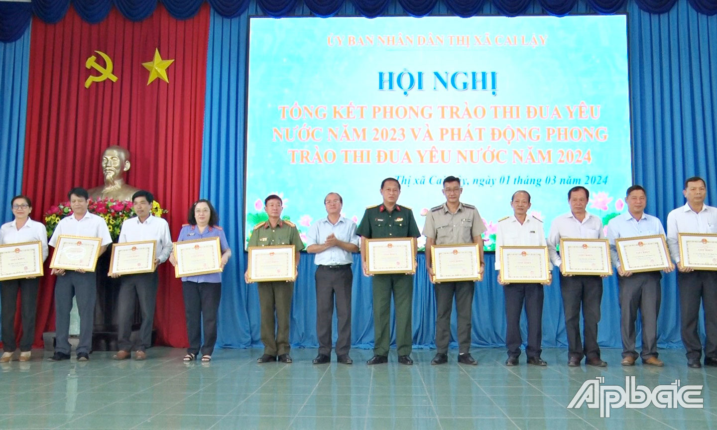 Đồng chí Trần Văn Thức trao Giấy khen cho các tập thể hoàn thành tốt công tác trong phong trào thi đua yêu nước năm 2023. Ảnh: MAI PHƯƠNG