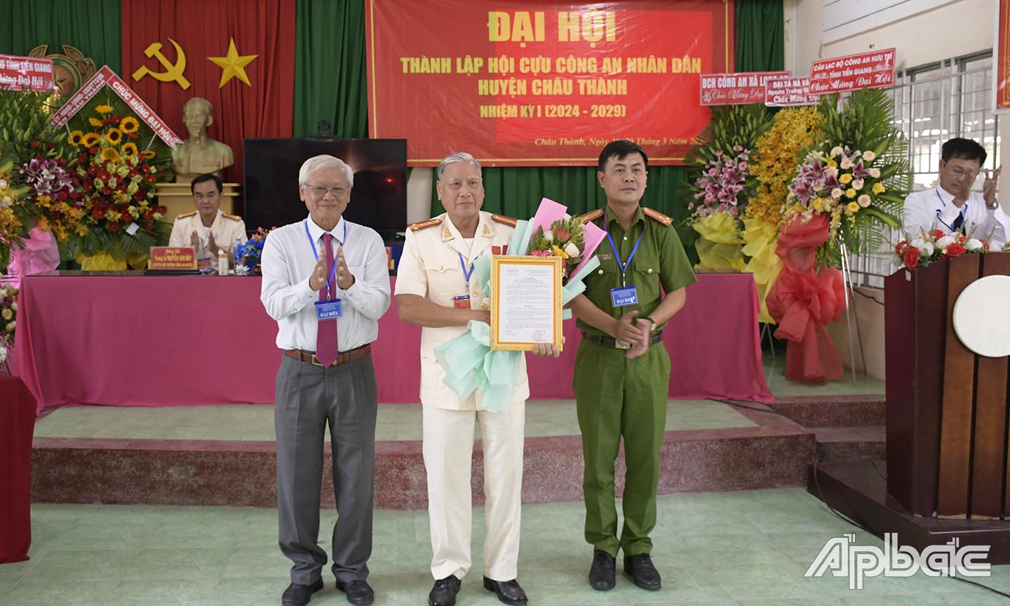 2. Đồng chí Huỳnh Văn Bé Hai, Chủ tịch UBND huyện Châu Thành trao quyết định cho phép thành lập Hội cựu CAND huyện Châu Thành. Ảnh Trọng Tín