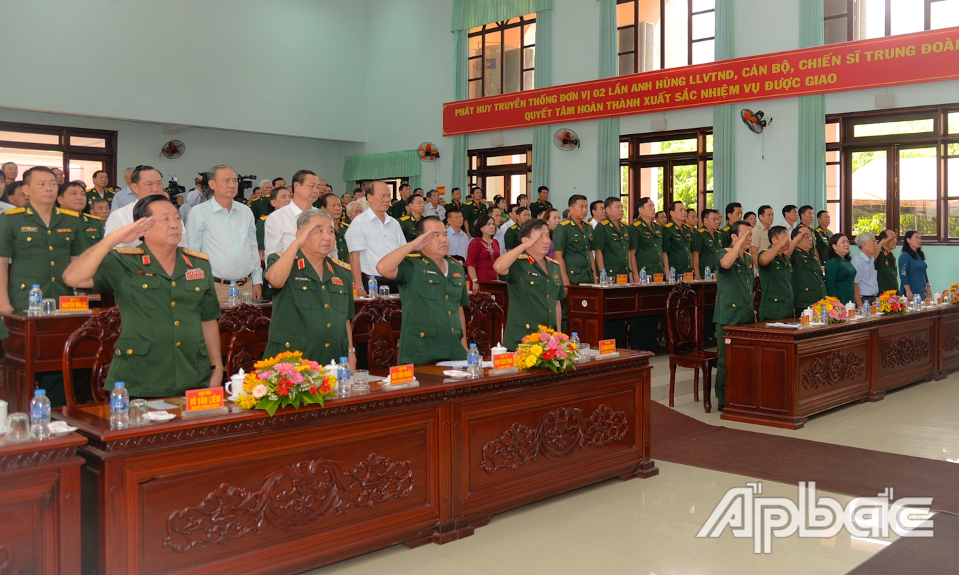 Đại biểu thực hiện nghi thức Chào cờ.