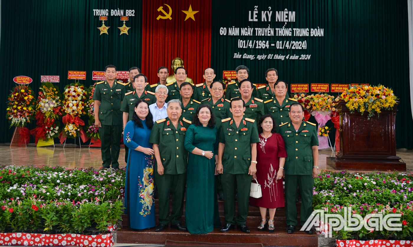 Đại biểu dự họp mặt chụp ảnh lưu niệm.