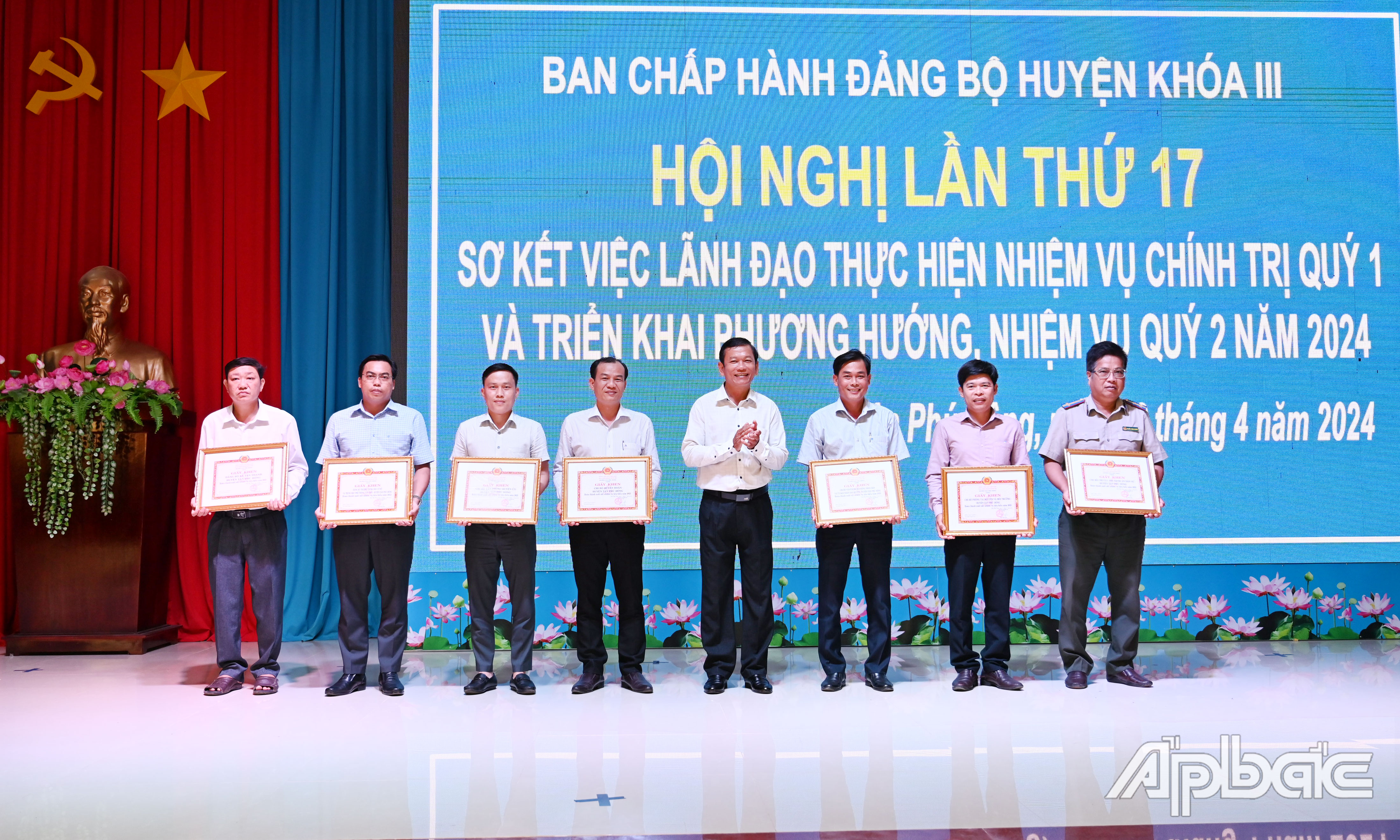 Khen thưởng cho các tổ chức cơ sở Đảng hoàn thành xuất sắc nhiệm vụ trong năm 2023