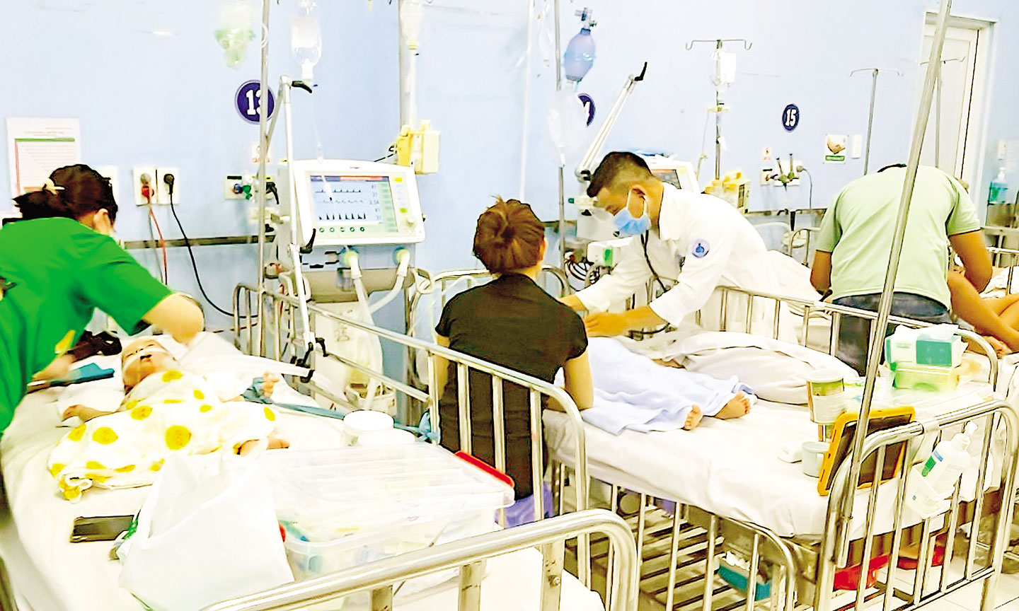 Bác sĩ Bệnh viện Nhi đồng 1, TPHCM thăm khám bệnh nhi mắc sốt xuất huyết. Ảnh: QUANG HUY