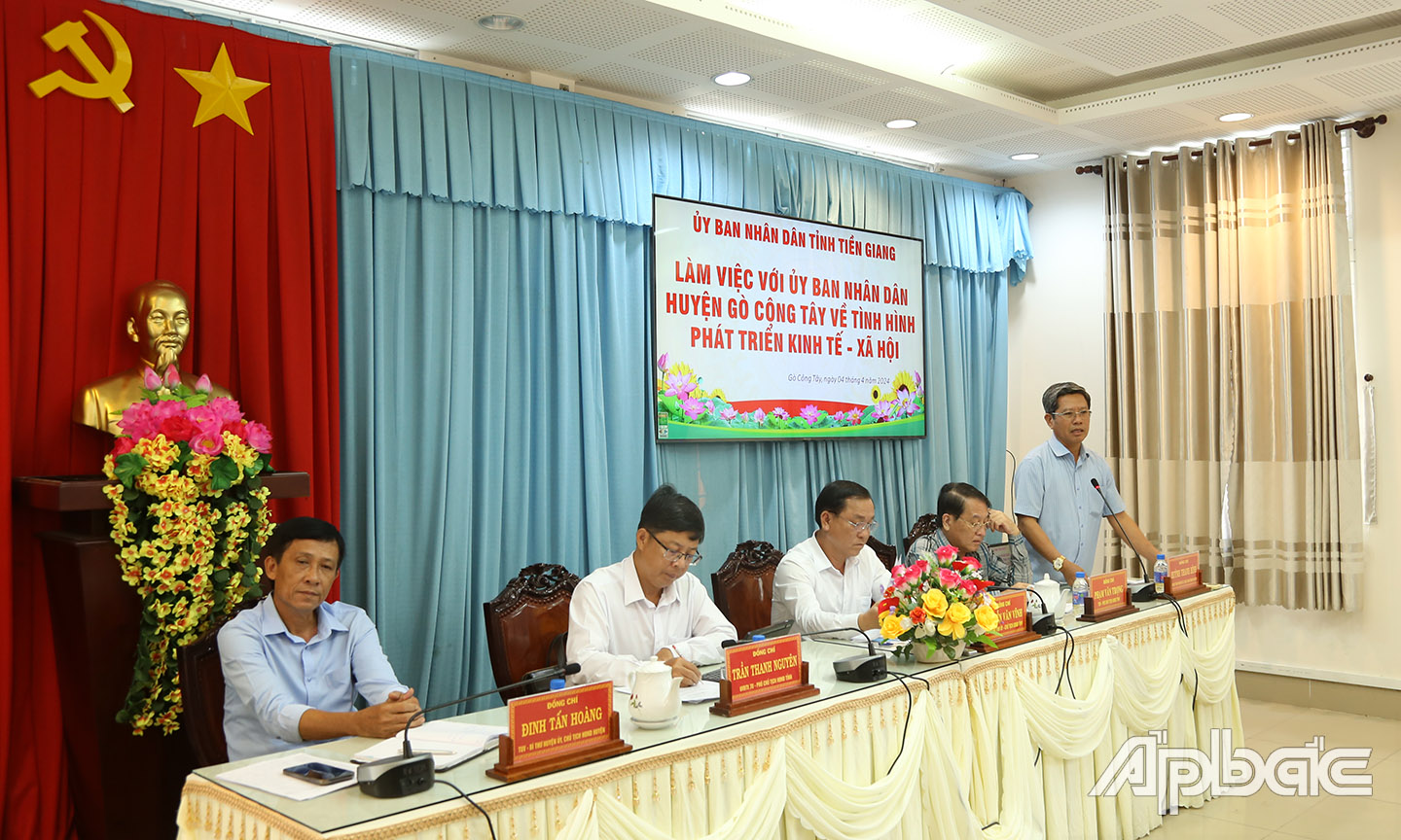 Lãnh đạo huyện Gò Công Tây báo cáo tình htại ình thực hiện nhiệm vụ phát triển KT-XH 