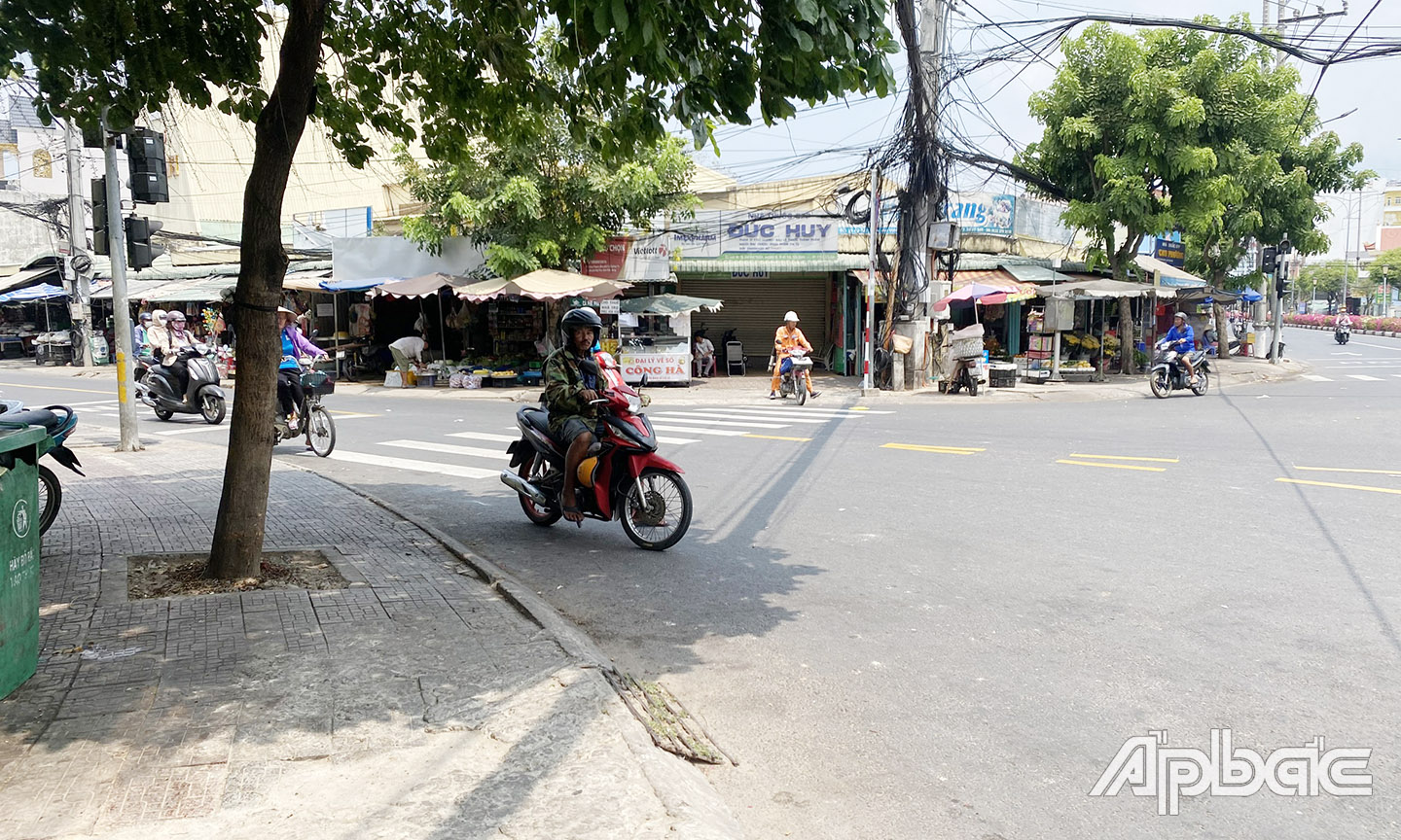 Vạch kẻ vàng và trắng chỉ hướng đi cho các phương tiện.