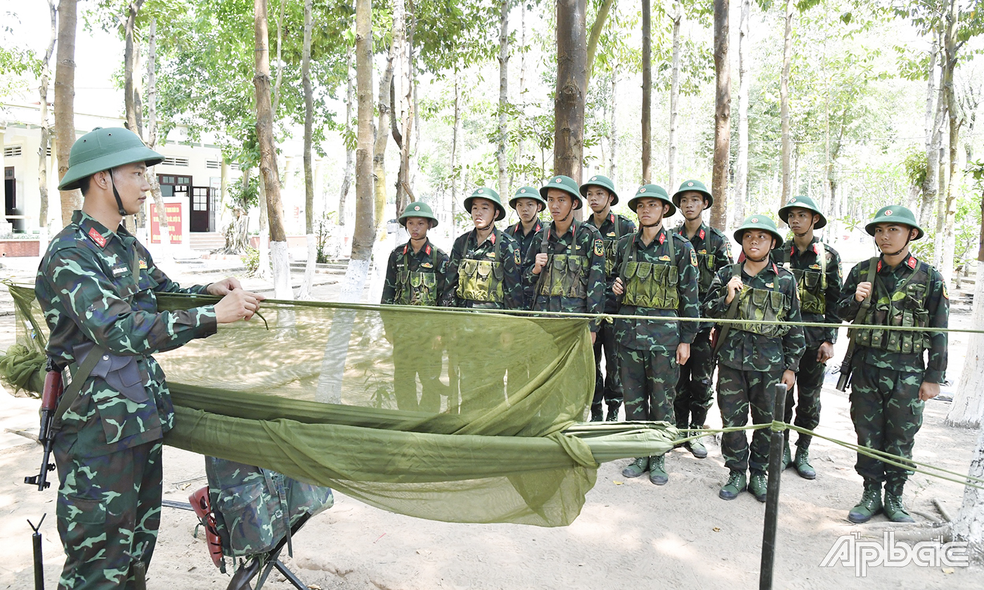 Huấn luyện kỹ thuật mắc tăng võng cho chiến sĩ mới.