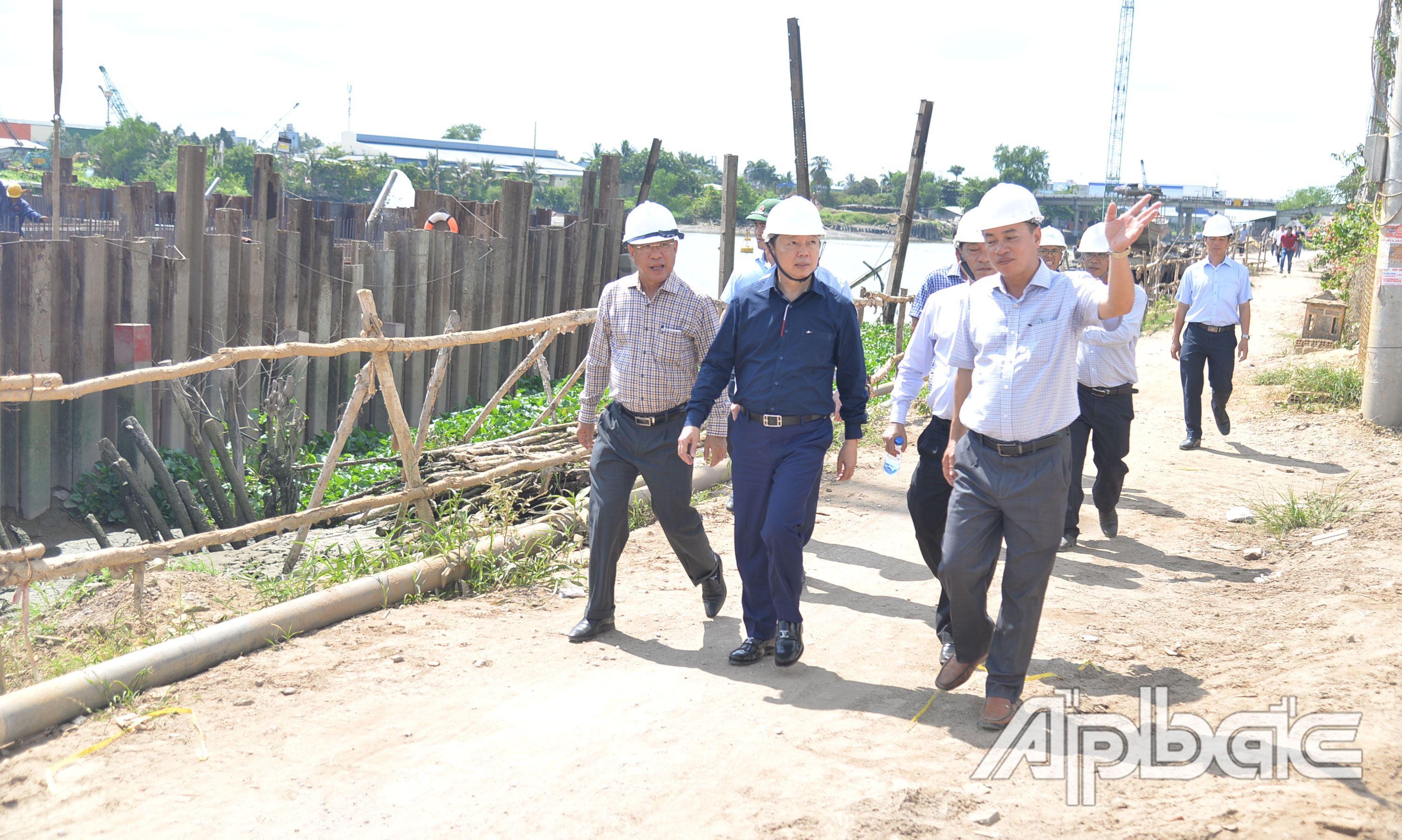 Phó Thủ tướng Chính phủ Trần Hồng Hà kiểm tra tiến độ cống âu Nguyễn Tấn Thành.